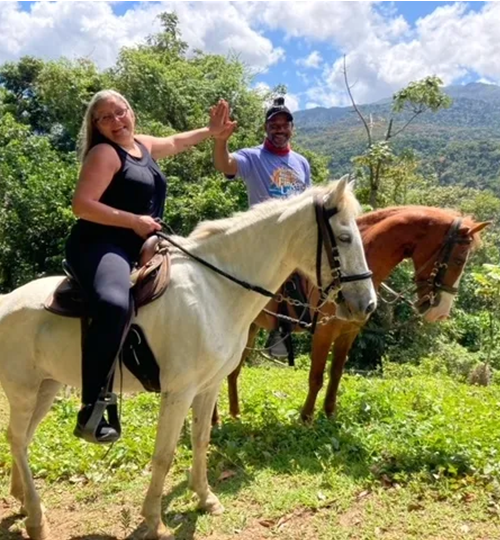 adults-high-five-on-horseback