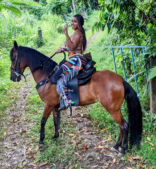 beautiful-woman-posing-horseback