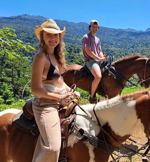 couple-posing-on-horseback